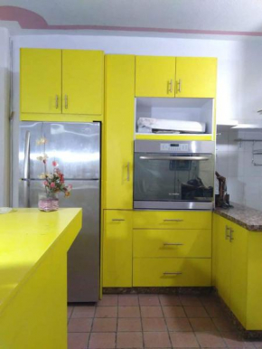 Departamento cerca de CIVAC con cocina amarilla